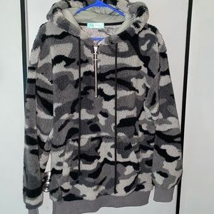 Filly flair camo pull over
